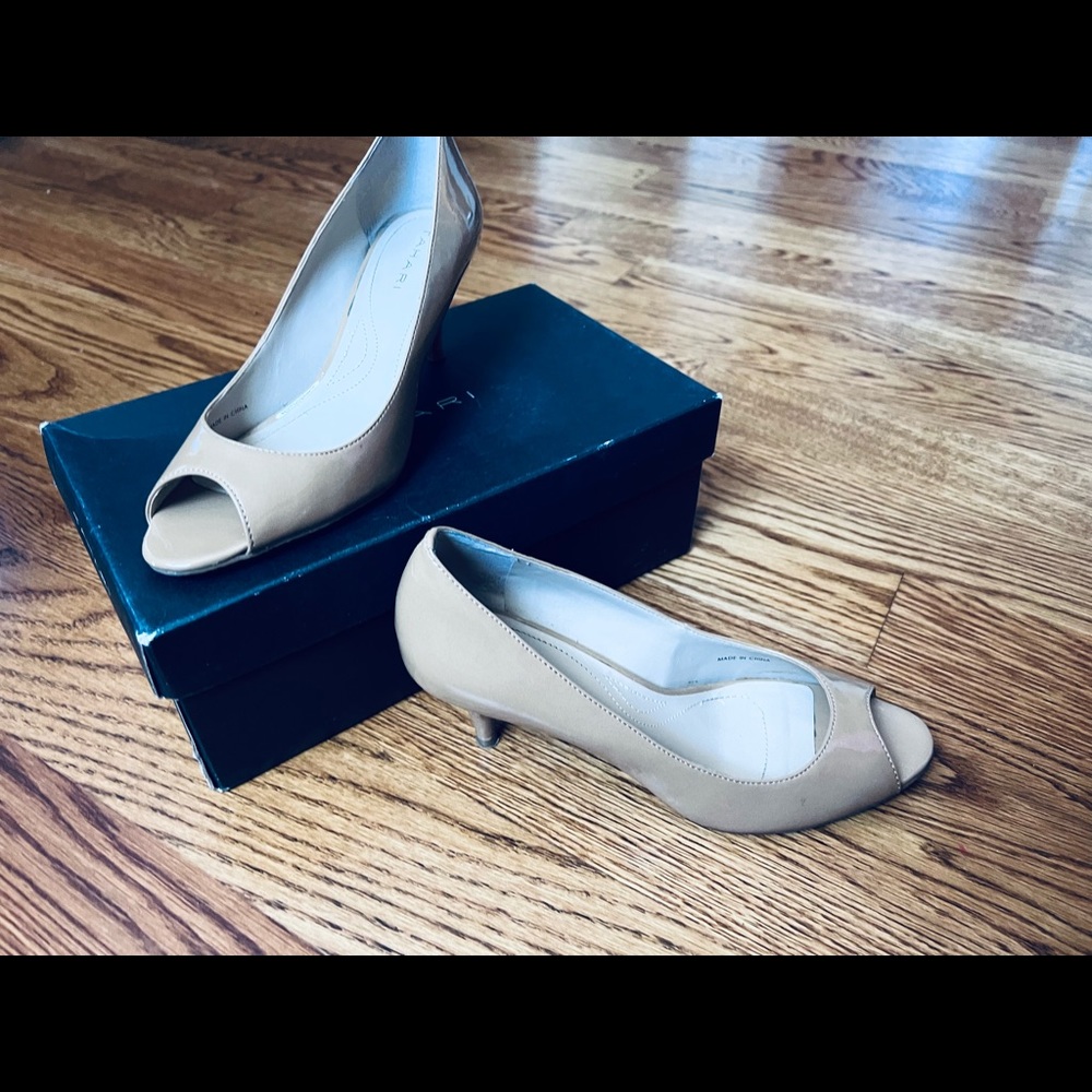 Tahari Ta-Marie Pumps 6 1/2 - Picture 3 of 5